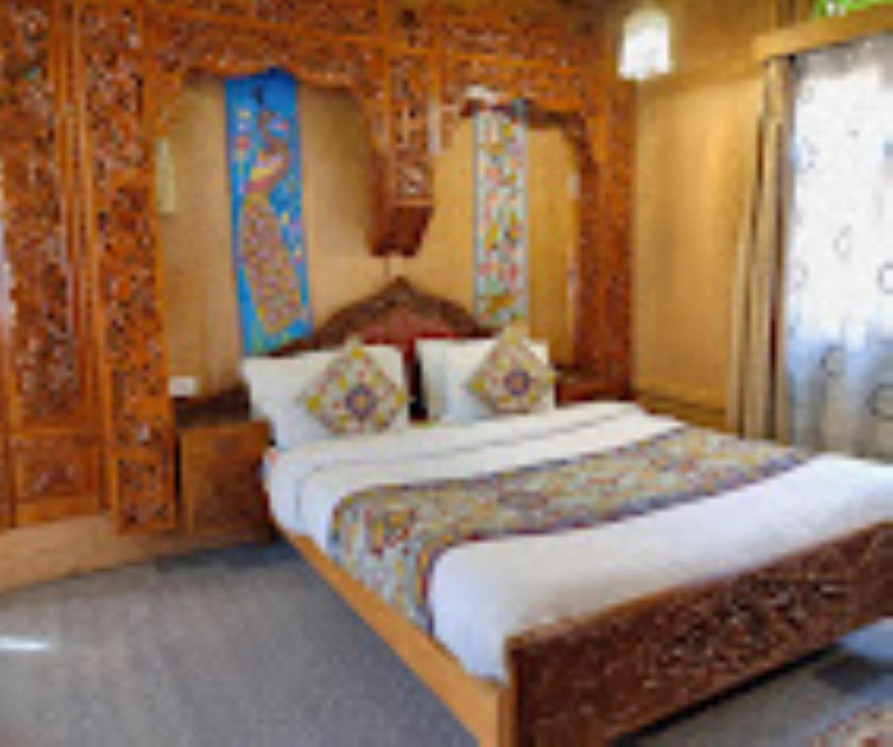 Young Bombay Premium Heritage Houseboat Srinagar  Exterior photo