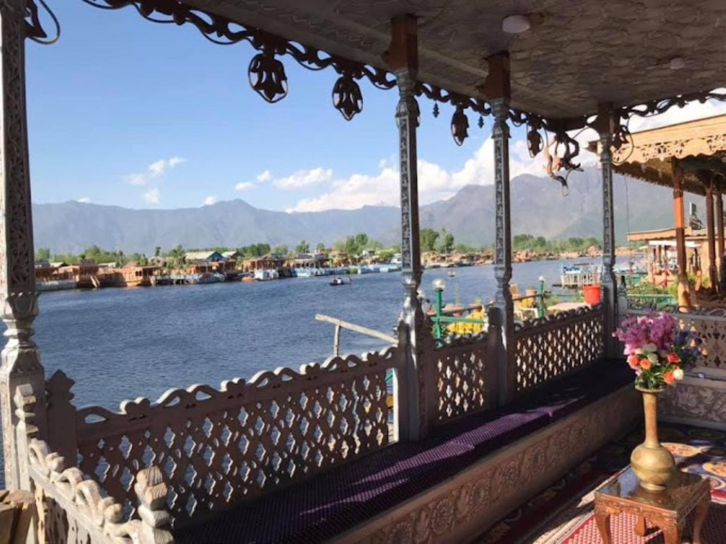 Young Bombay Premium Heritage Houseboat Srinagar  Exterior photo